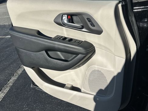 Used 2024 Chrysler Pacifica Touring-L image 12