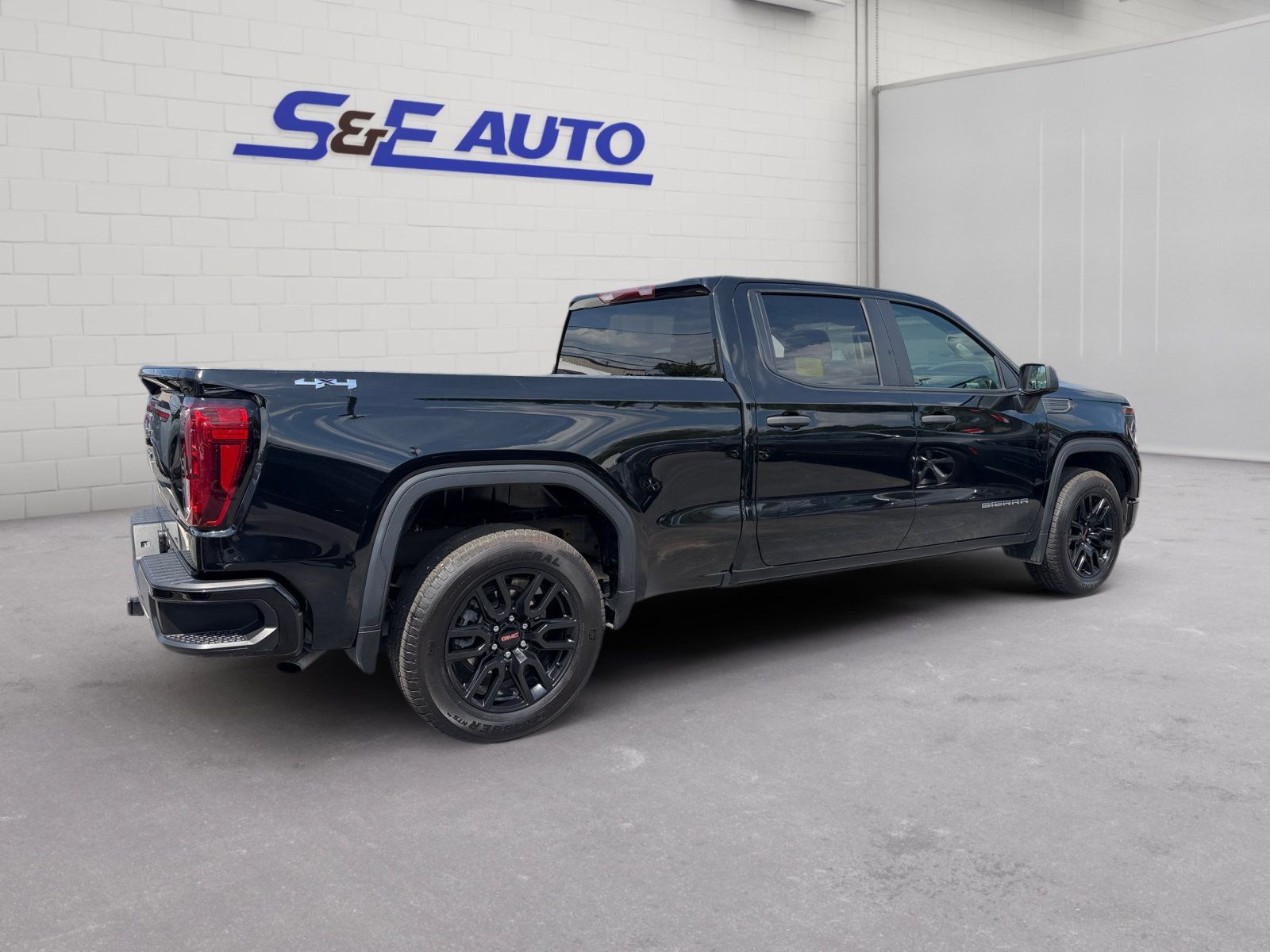 Used 2024 GMC Sierra 1500 Pro w/ Graphite Edition AWD/4WD image 5