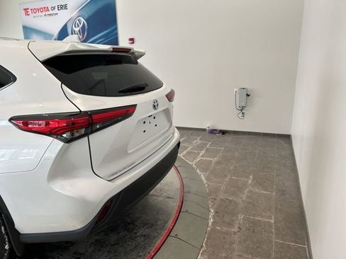 Used 2023 Toyota Highlander Bronze Edition image 5