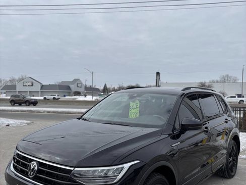 Used 2022 Volkswagen Tiguan SE R-Line image 3