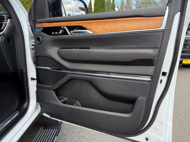 Used 2023 Jeep Grand Wagoneer L Series III w/ Rear Seat Video Group 1 AWD/4WD image 11