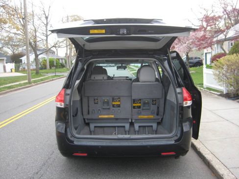 Used 2011 Toyota Sienna XLE w/ Premium Pkg FWD image 13