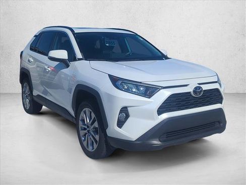 Used 2021 Toyota RAV4 XLE Premium image 3