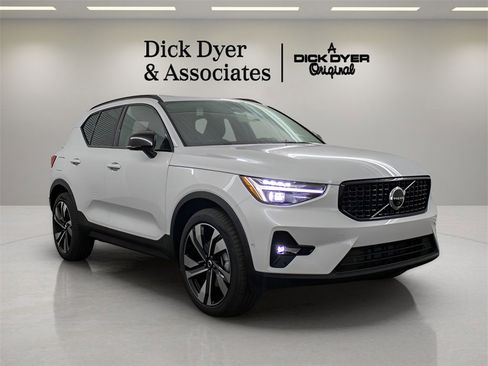 Certified 2025 Volvo XC40 B5 Plus image 10