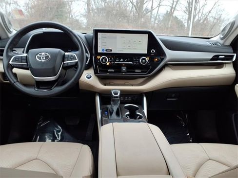 Used 2023 Toyota Highlander Limited image 14