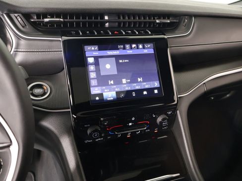 Used 2024 Jeep Grand Cherokee L Altitude AWD/4WD image 5