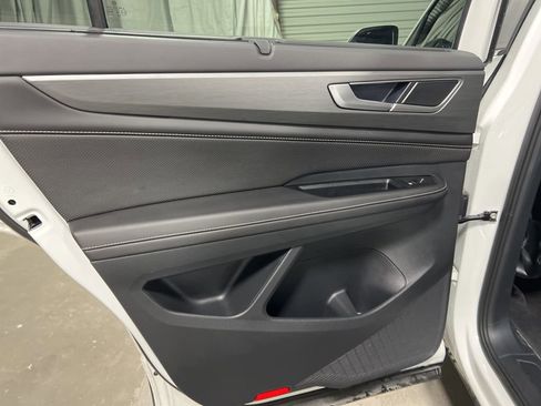 Used 2025 Volkswagen Atlas Cross Sport SE image 13