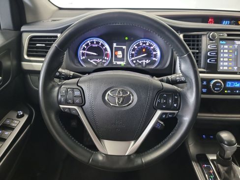 Used 2018 Toyota Highlander XLE AWD/4WD image 17