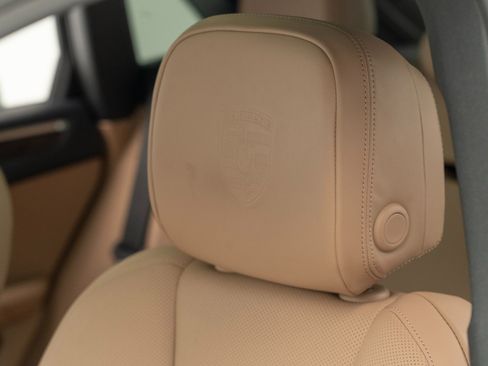 Certified 2025 Porsche Macan image 18