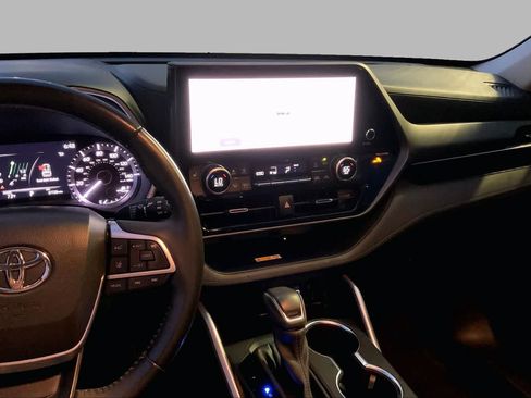 Used 2023 Toyota Highlander XLE FWD image 6