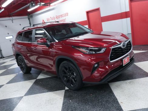 Used 2023 Toyota Highlander LE image 3
