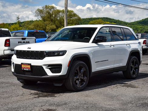 Used 2023 Jeep Grand Cherokee Altitude AWD/4WD image 7