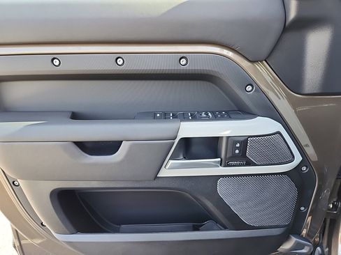 New 2024 Land Rover Defender 110 SE image 22