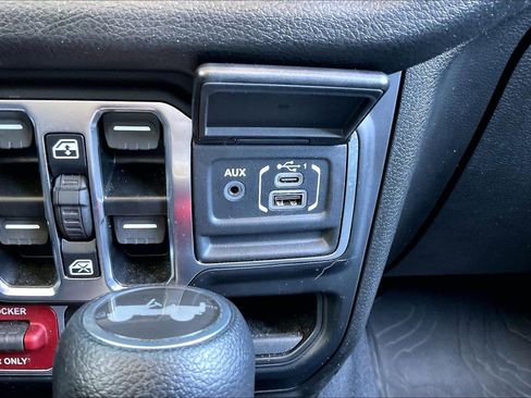 Used 2024 Jeep Wrangler Unlimited AWD/4WD image 21