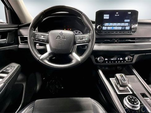 Used 2022 Mitsubishi Outlander SE image 9