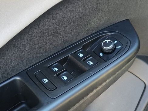 Certified 2025 Volkswagen Taos SE image 18