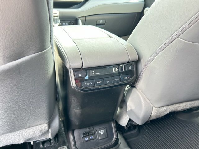 Used 2022 Toyota Highlander Platinum AWD/4WD image 25