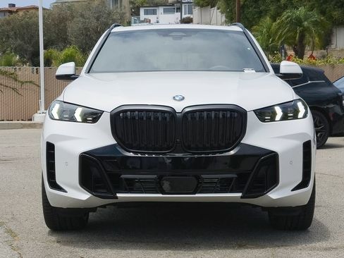 New 2026 BMW X5 xDrive40i w/ M Sport Package AWD/4WD image 2