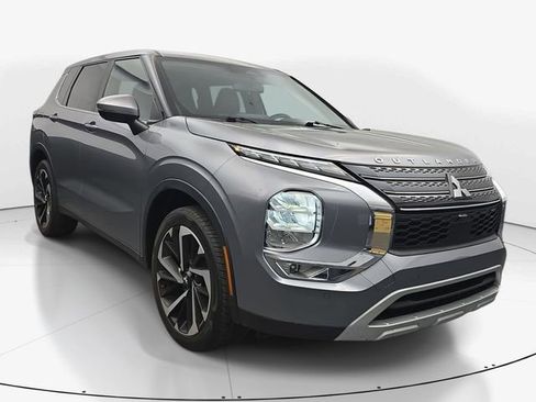 Used 2024 Mitsubishi Outlander SE image 2