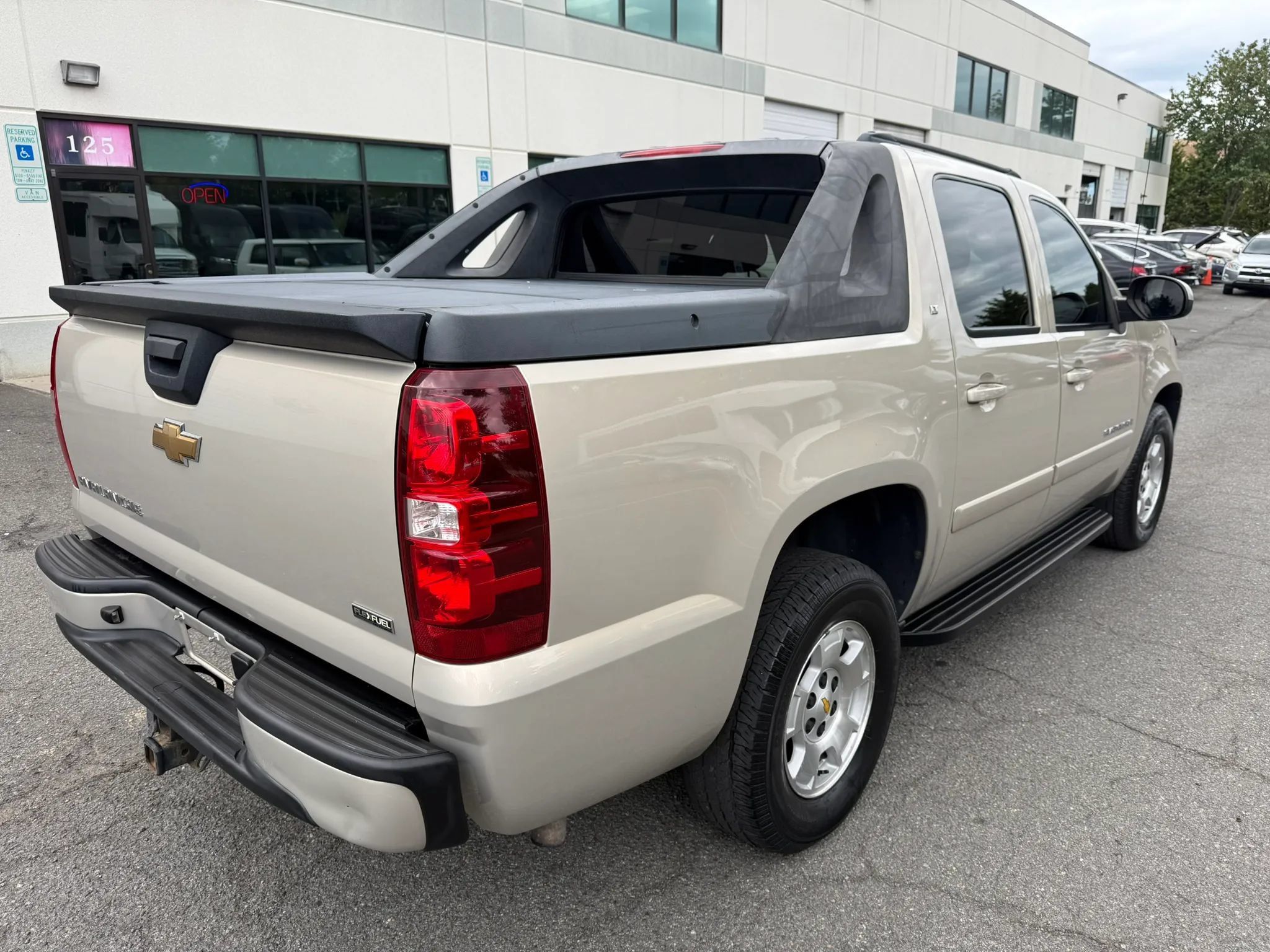 Used 2008 Chevrolet Avalanche LT AWD/4WD image 4