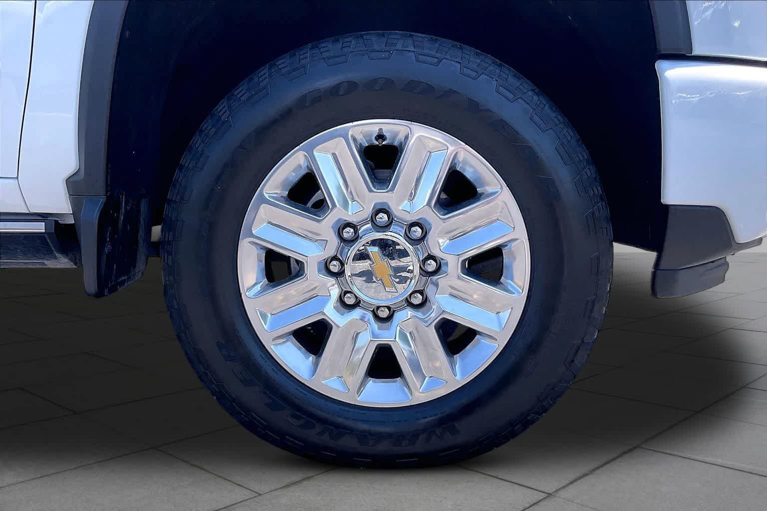 Used 2025 Chevrolet Silverado 2500 High Country w/ High Country Premium Package AWD/4WD image 10
