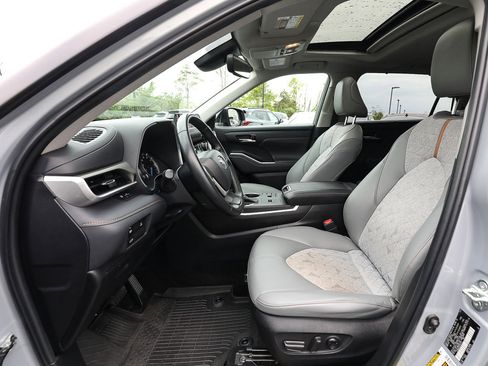 Used 2023 Toyota Highlander Bronze Edition AWD/4WD image 11