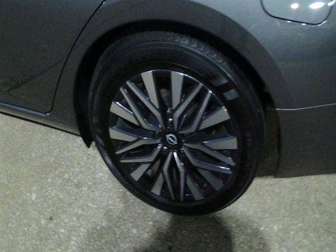 Used 2024 Nissan Altima 2.5 SV image 9