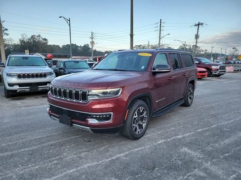 Used 2023 Jeep Wagoneer L Series III w/ Preferred Equipment Group image 4