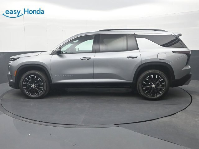 Used 2026 Chevrolet Traverse LT w/ Sun and Wheel Package FWD image 4