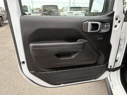 Used 2025 Jeep Wrangler Willys AWD/4WD image 9