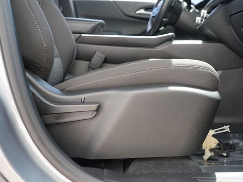Used 2025 Chevrolet Equinox LT AWD/4WD image 29
