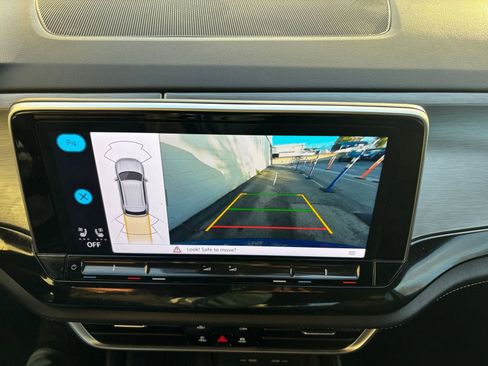 Used 2025 Volkswagen Atlas Cross Sport SE image 17