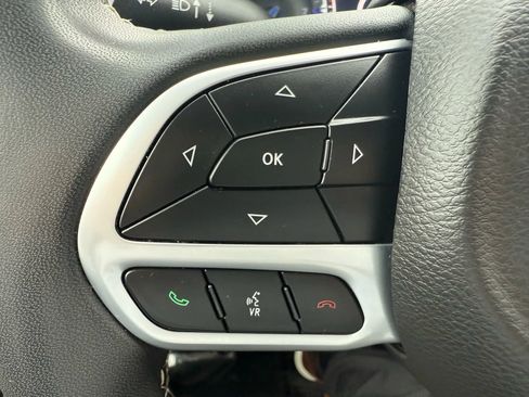 Used 2022 Chrysler Pacifica Touring-L image 15