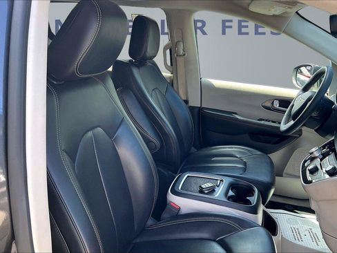 Used 2023 Chrysler Pacifica Touring-L FWD image 30