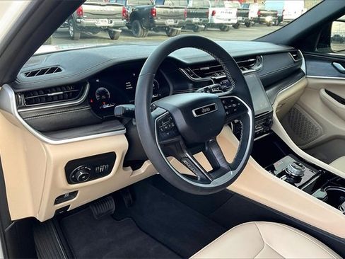 Used 2023 Jeep Grand Cherokee Limited image 13