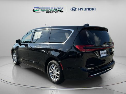 Used 2025 Chrysler Pacifica Select FWD image 6