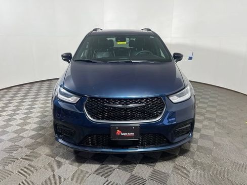 Certified 2025 Chrysler Pacifica Limited FWD image 2