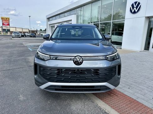 New 2025 Volkswagen Tiguan SE image 2