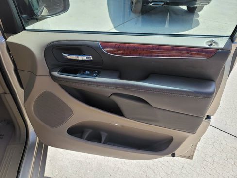 Used 2015 Chrysler Town & Country Touring FWD image 14