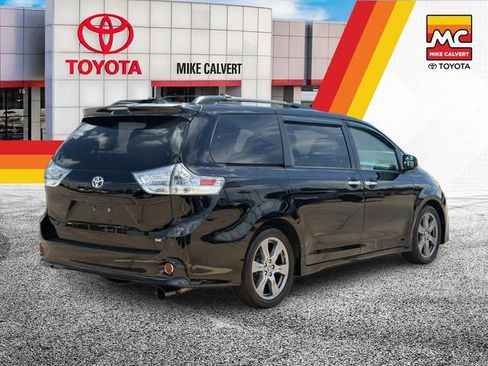 Used 2018 Toyota Sienna SE w/ Carpet Mat Package FWD image 5
