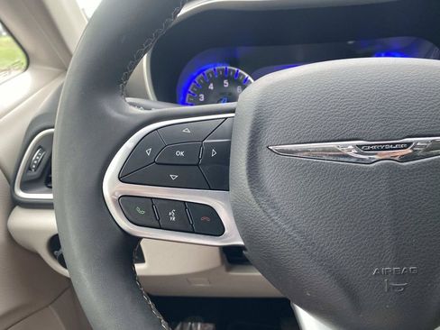 Used 2023 Chrysler Pacifica Touring-L FWD image 32