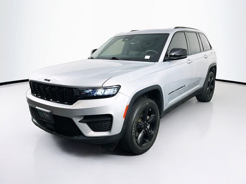 Used 2023 Jeep Grand Cherokee Altitude AWD/4WD image 3