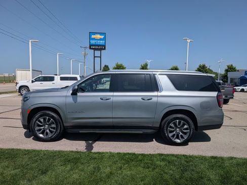 Used 2024 Chevrolet Suburban LT w/ LT Signature Package AWD/4WD image 11
