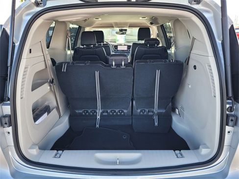Certified 2024 Chrysler Pacifica Touring-L image 16