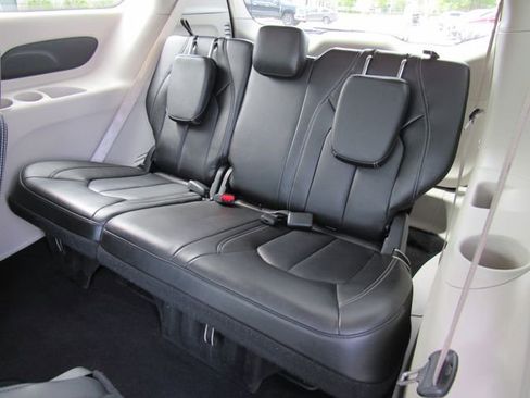 Used 2024 Chrysler Pacifica Touring-L FWD image 15