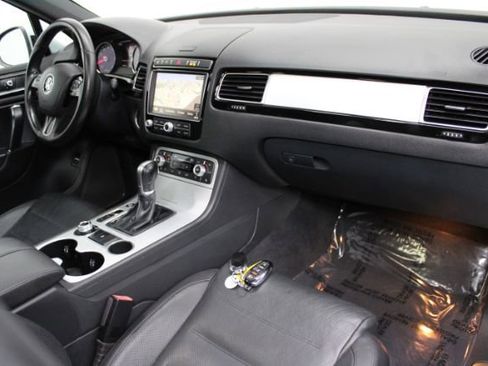 Used 2017 Volkswagen Touareg Wolfsburg Edition image 27