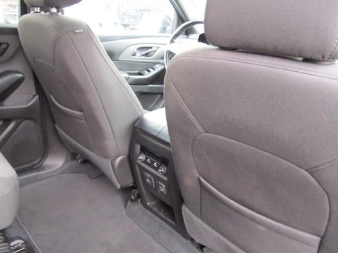 Used 2023 Chevrolet Traverse LT image 36