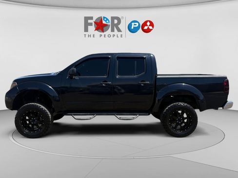 Used 2017 Nissan Frontier SV RWD image 2