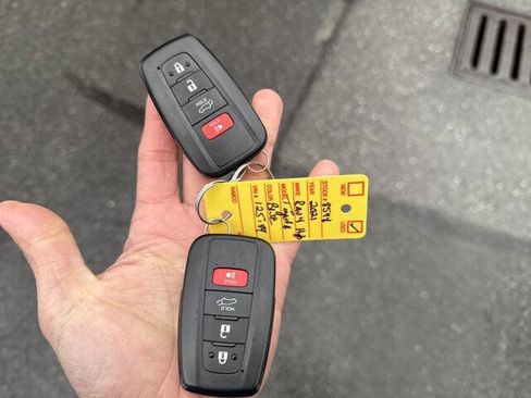 Used 2021 Toyota RAV4 XLE w/ Convenience Package image 5