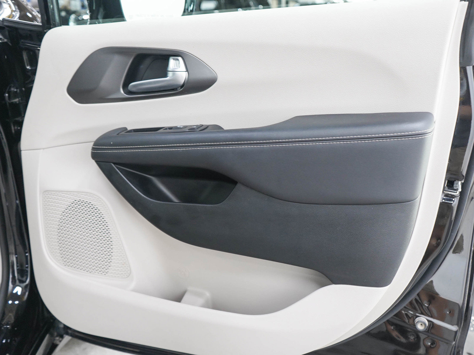 Used 2024 Chrysler Pacifica Touring-L AWD/4WD image 9